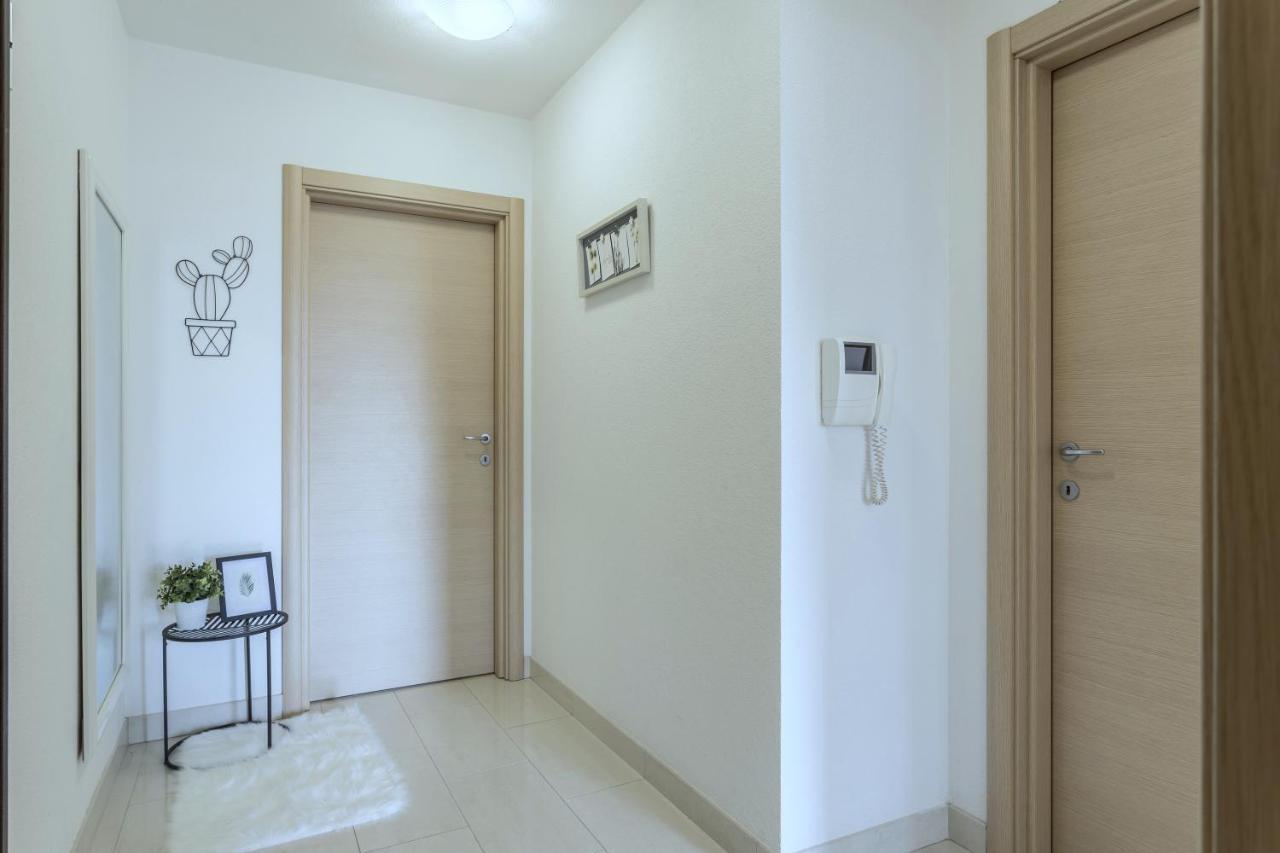 Iris Beach Apartments Kaštela Екстериор снимка
