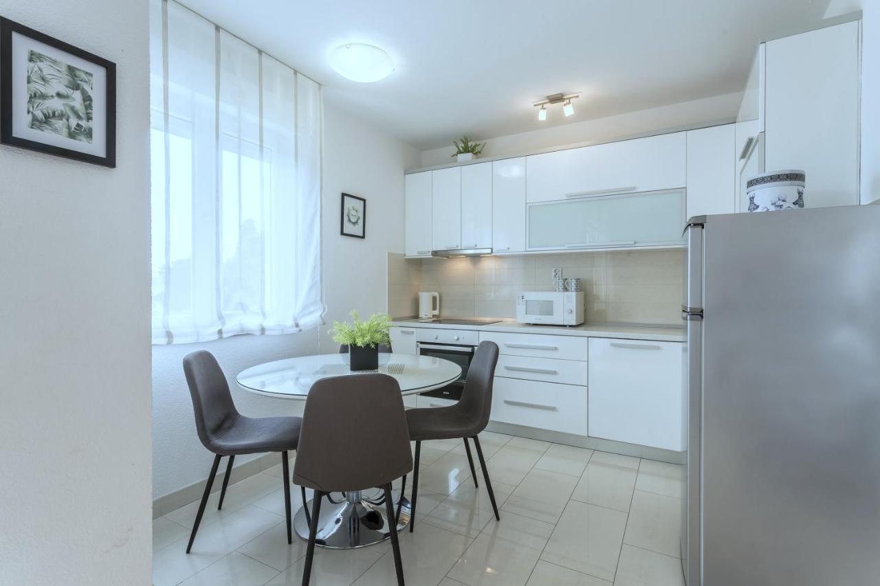 Iris Beach Apartments Kaštela Екстериор снимка