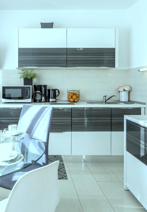 Iris Beach Apartments Kaštela Екстериор снимка