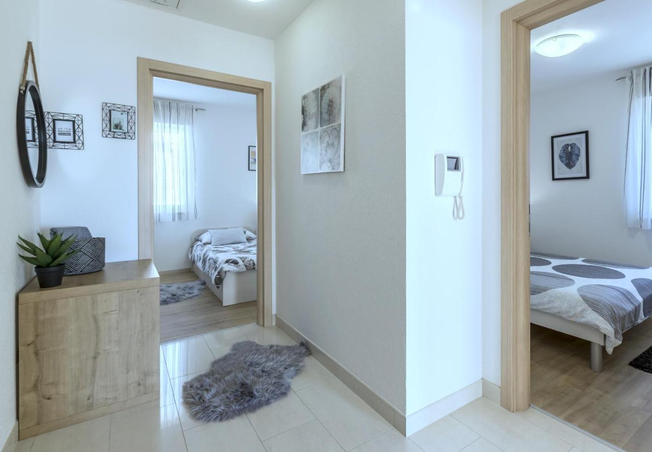 Iris Beach Apartments Kaštela Екстериор снимка